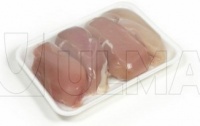 Упаковка куриной грудки в лотки из пеноматериала в SSF пленку на трей-силере