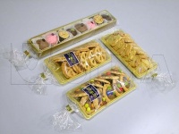 Упаковка печенья в лотках с пакеты с одной открытой стороной или клипсой